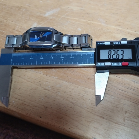 Vintage Casio Quartz watch Stainless Steel case and band. Blue face Silver hands - Picture 7 of 10